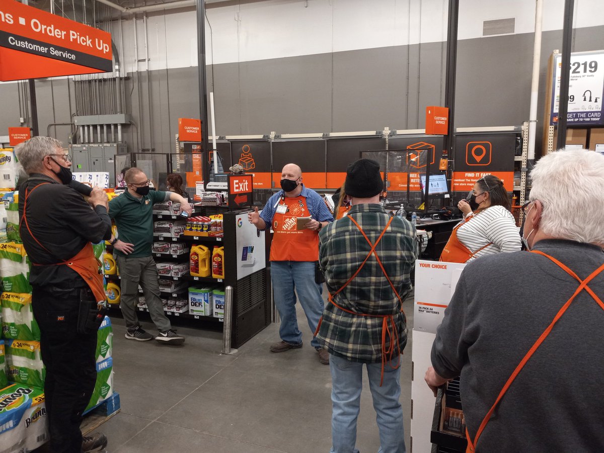 MGlambos's tweet photo. 0963 " Joel " New " CXM " Giving nightly team meeting. Great job Joel keeping associates informed on daily business of our store. @0963SM_Charlie @LourdesPerry @joelboo11 https://t.co/6Cq1Xi2U3W