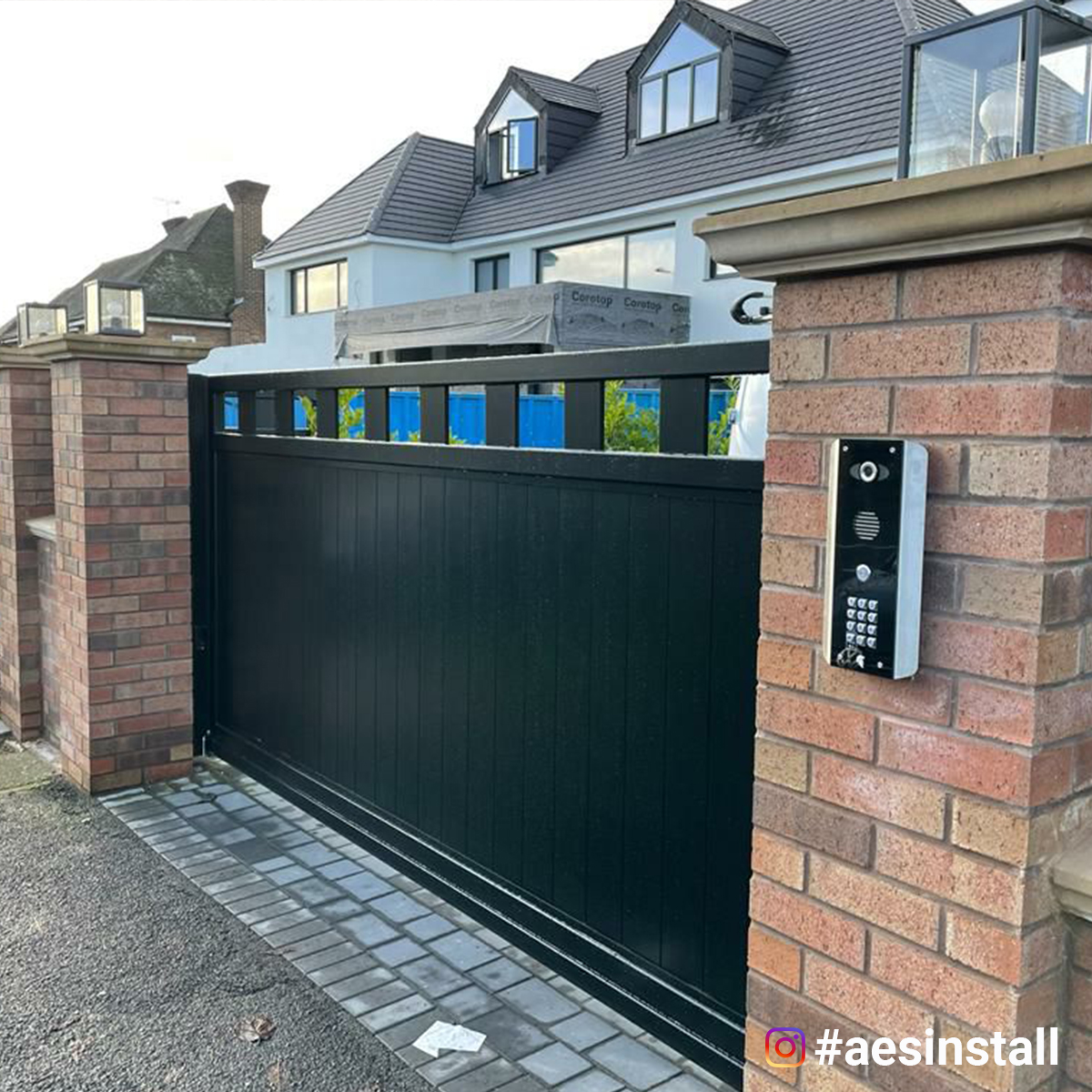 AesUsa's tweet photo. A very modern and dramatic black roller gate installation combined with our 4G Praetorian Guard intercom.
Thanks to Robert Kiely BIRMINGHAM GATE SERVICES LIMITED for sharing his work. Great job.
https://t.co/1SzhSBoV0y
#realestate #usproperty #acesscontrol #cellularintercoms https://t.co/fquxQg6pCP