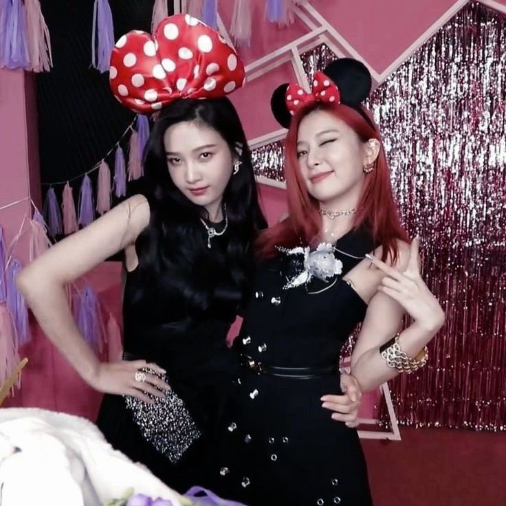 With the passage of time, nothing gives me joy than to have a friend like you who can spend so much and take care of me. Life has been so smooth and comfortable ever since you came into my life. Happy bday dear Seulgi unnie. 🧡