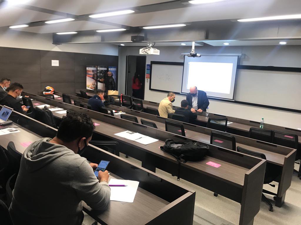 julyaragon85's tweet photo. En #Bogotá dimos inicio al entrenamiento presencial de @PROCOLOMBIACO en alianza con @USergioArboleda para los nuevos exportadores. Los invitamos a conocer los entrenamientos de sus ciudades y seguir aumentado su #FormaciónExportadora en https://t.co/REAk4zzEqU https://t.co/KT8GKiJKop