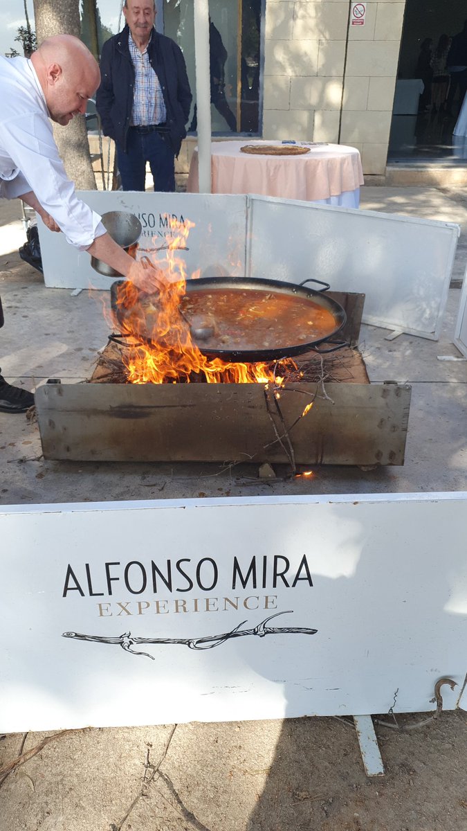 lcastroverde's tweet photo. Espectacular arroz con conejo y caracoles al sarmiento de @RestAlfonsoMira en la presentación de sus XX Jornadas Gastronómicas.
@costablancaorg @dipuAlicante https://t.co/n4TpHq8jQj