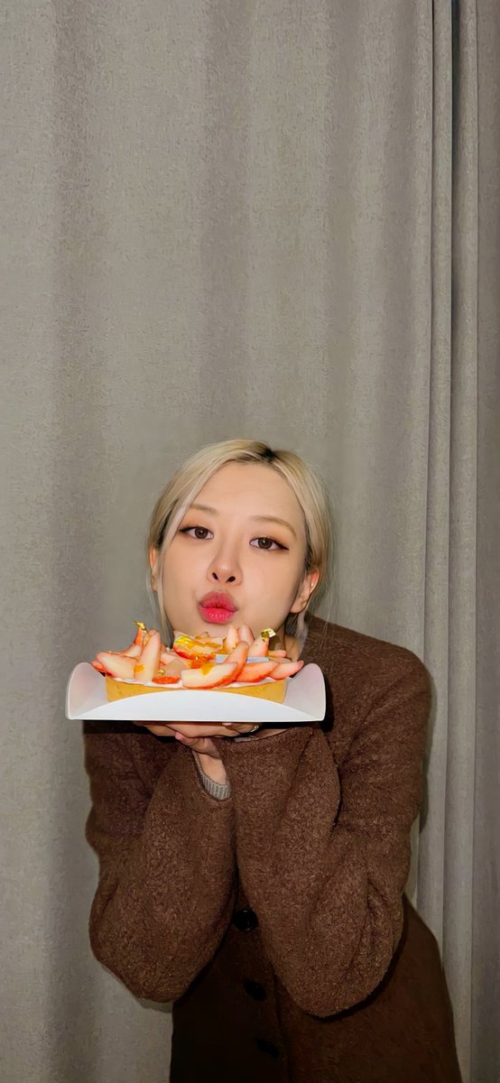 abcdfuck91's tweet photo. HAPPY BIRTHDAY ROSIE<33
mari bersenang-senang di 2022 bersama blink, cepet cb hehe Miss you girls😩🎉🖤

#OurRockstarROSÉDay
HAPPY HALF FIFTY ROSÉ
#OurRockstarROSÉDay
#봄의시작_채영아_생일축하해
#ROSÉ
#BLACKPINK https://t.co/jpf8F2EnnI