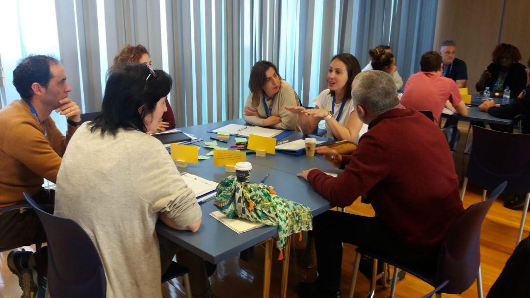 La policía local es un actor clave para detectar y prevenir los discursos de odio. En <a href="/ClaraProyecto/">Proyecto Clara</a> han juntado a policías con agentes sociales para crear comunidades locales de aprendizaje contra el racismo y la xenofobia. Descúbrelo en #FEPSU ⬇️

fepsu.es/comunidades-lo…