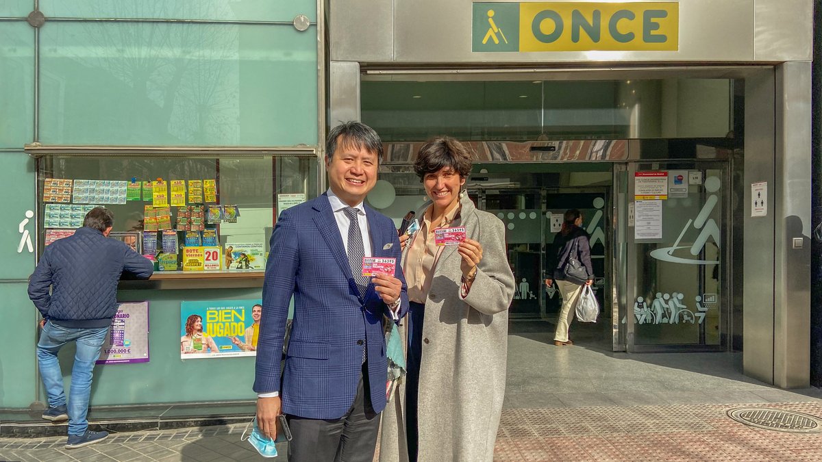 Happy to join Adriana Moscoso, Director General of @CulturaGob, in supporting ONCE, which works with WIPO to get accessible texts into the hands of people who are blind. Their collection features over 36,000 titles including bestsellers like "La Plaça del Diamant".

—WIPO DG Tang