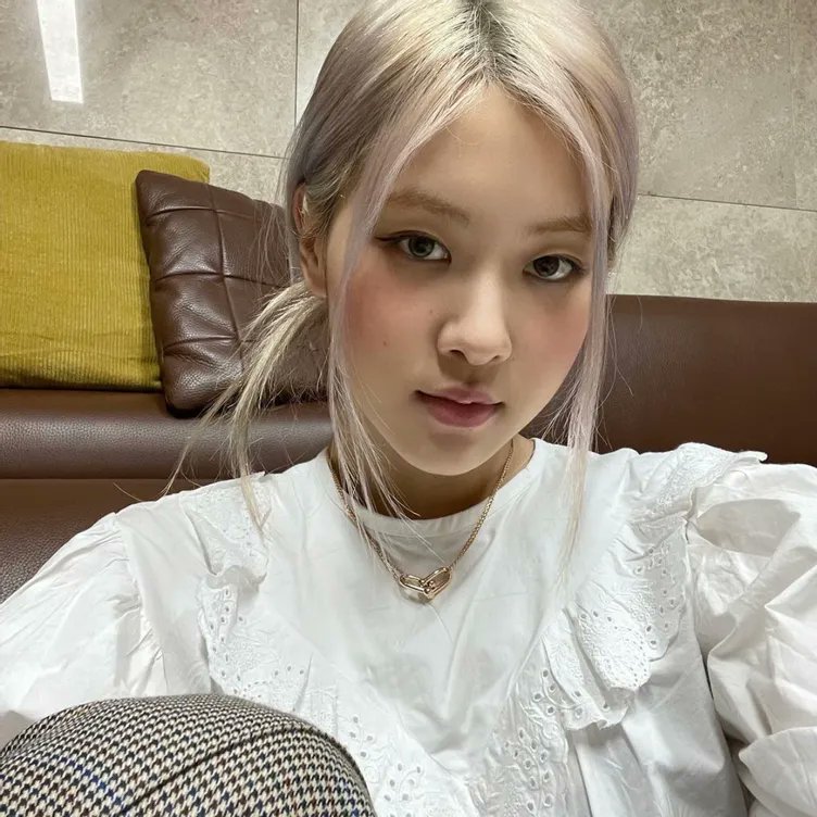 lisaholics_'s tweet photo. A very happy birthday to our dearest chipmunk 🎂🎉 you don't know how much joy you bring to my life just by existing. I love you and adore you my lovely Rosie posie 💕

HAPPY HALF FIFTY ROSÉ
#OurRockstarROSÉDay
#봄의시작_채영아_생일축하해 @BLACKPINK https://t.co/EeshrmgJ0B