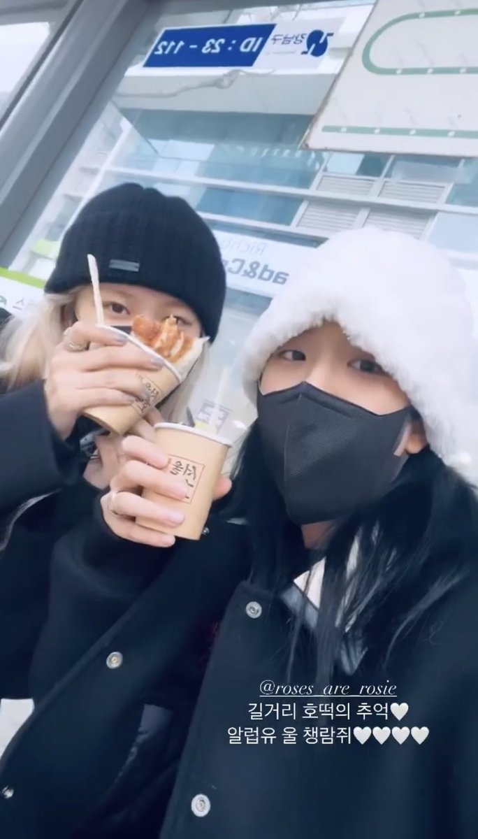 ROSÉ KCHARTS tweet media