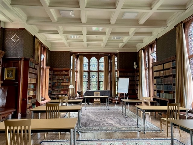 MeetCambridge's tweet photo. A beautiful dining hall, historic meeting rooms, ample outdoor space, all with the added bonus of car parking! Thank you @GirtonConf for having us today and giving us a tour of your brilliant event spaces. https://t.co/KmNGGhuDoO