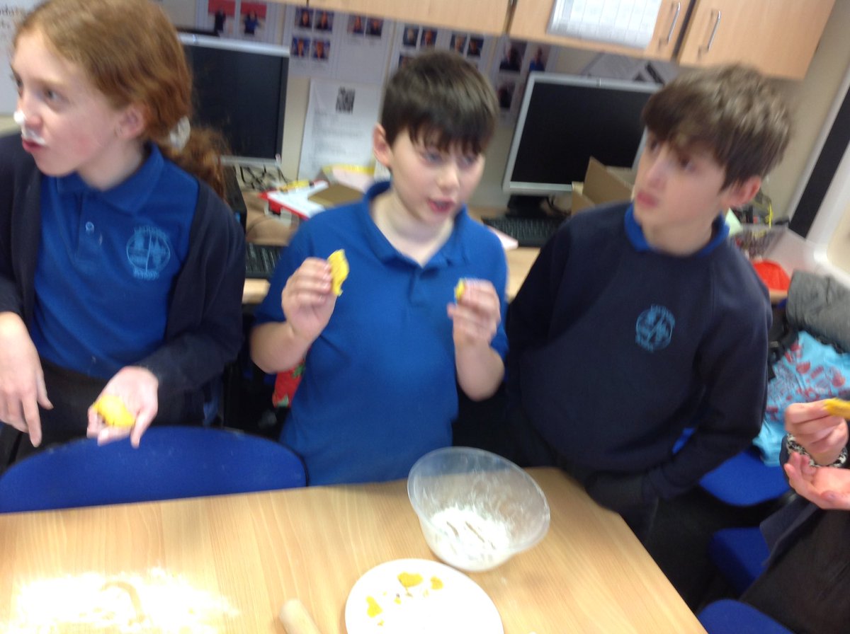 caythorpeclass5's tweet photo. We made our own Mayan tortillas this afternoon using original Mayan corn flower. https://t.co/52tZ69BJC6