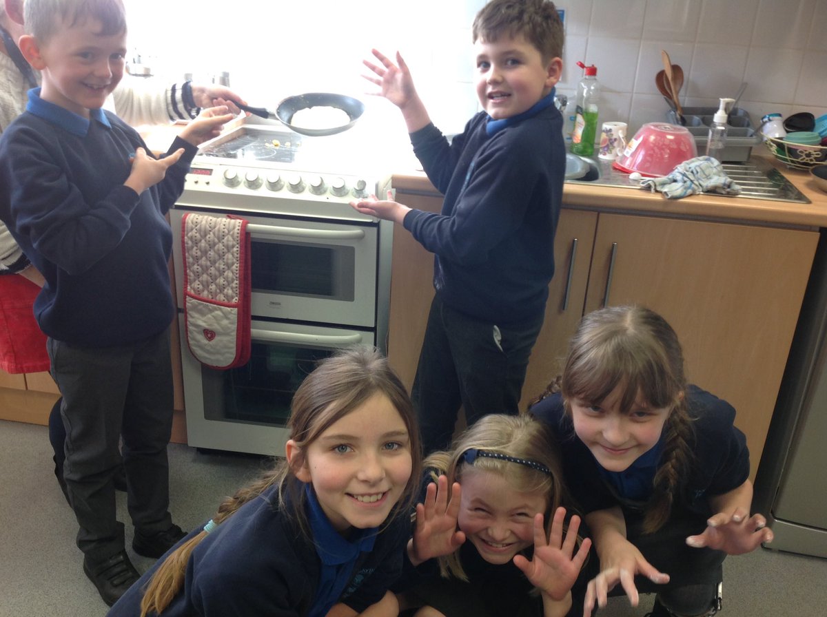 caythorpeclass5's tweet photo. We made our own Mayan tortillas this afternoon using original Mayan corn flower. https://t.co/52tZ69BJC6