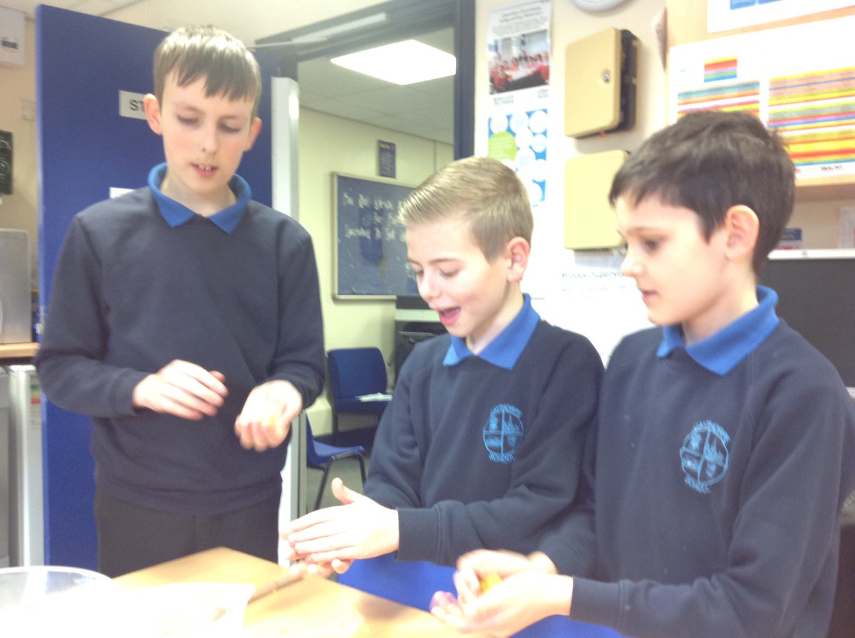 caythorpeclass5's tweet photo. We made our own Mayan tortillas this afternoon using original Mayan corn flower. https://t.co/52tZ69BJC6