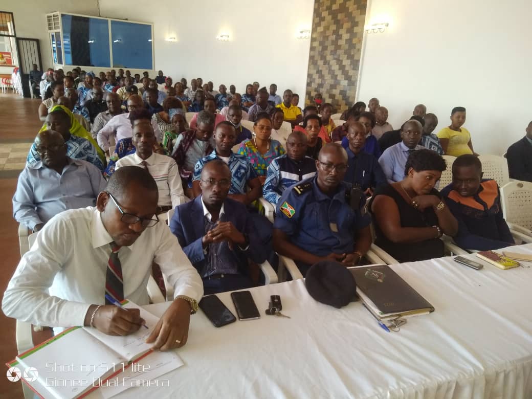 AgasekeTv's tweet photo. Les administratifs à la base affichant un compt irresponsable doivent-être limogés .Dixit le  Maire de la ville face aux plaintes de la populato contre les chefs des quartiers #Kiyange 1 de la zone #Buterere et de #Bnza de zone #Kinama accusés de concubinage
#Agaseke #Burundi https://t.co/hbhMImywMD