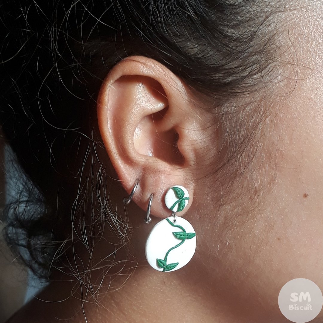 SmBiscuit's tweet photo. 🍃 Brinco folhagem 🍃

Gostei muito de fazer essa peça. Pretendo fazer várias variações dela.
Confira o link na bio ou mande um "eu quero" para garantir essa peça.
Detalhe é peça única em!!

#biscuit #porcelanafria #brincofolhagem #brinco #adereço #brinconovo https://t.co/6jE24gJXFm
