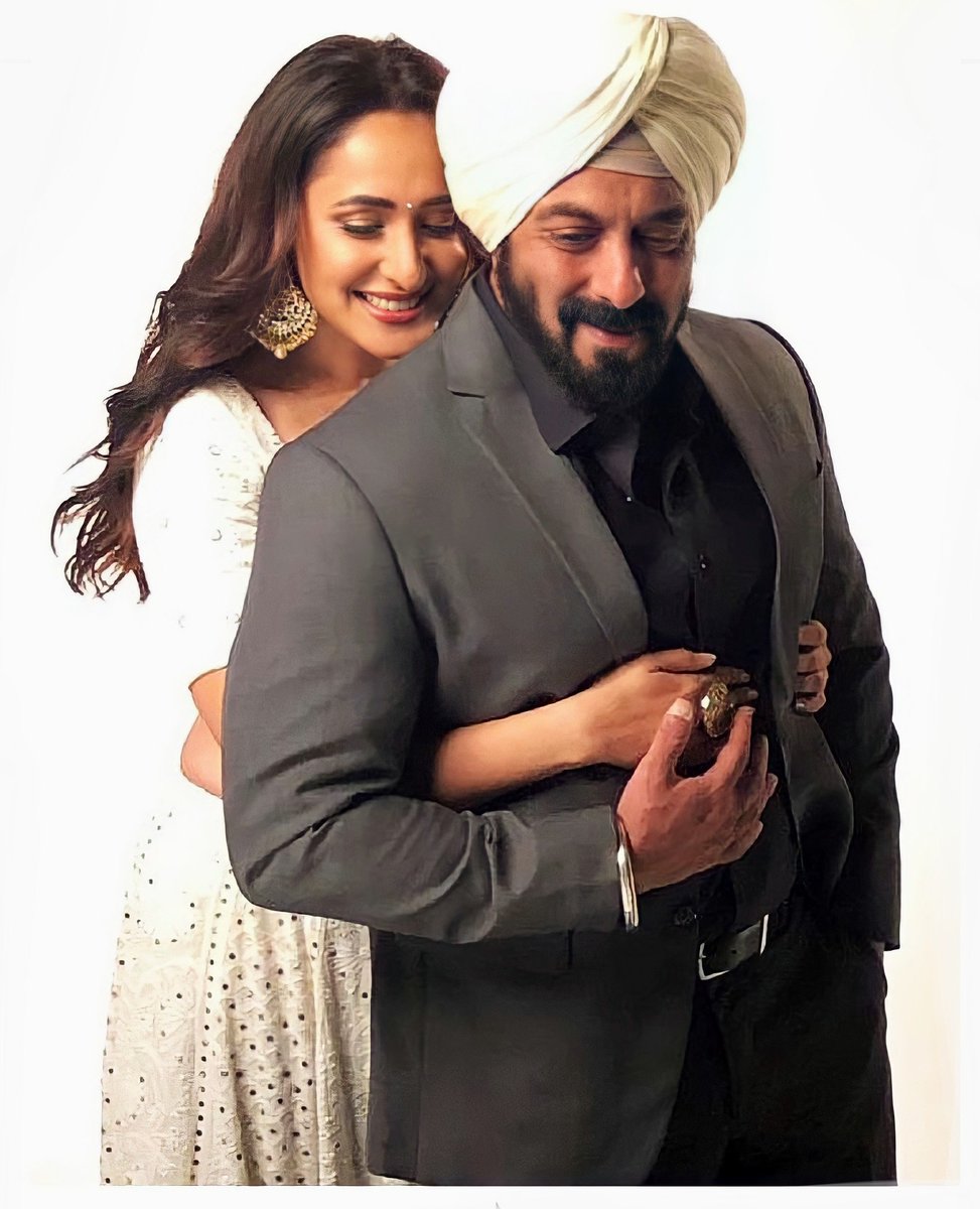 AhirimSensin06's tweet photo. #SalmanKhan and #PragyaJaiswal.❣
#MainChala https://t.co/nJRj1qczdo