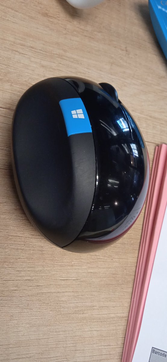 dk_dax's tweet photo. I love my Microsoft mouse.. Highly recommend it. Super comfortable and ergonomic designed. I have a broken wrist. This helps a lot. #mouse #microsoftmouse https://t.co/BkUH6ABF4u