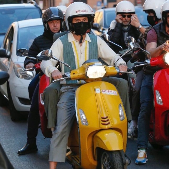 sagittarjusun's tweet photo. tom holland che gira in vespa è la cosa più bella che vedrete oggi. https://t.co/CmCQtTT3aP