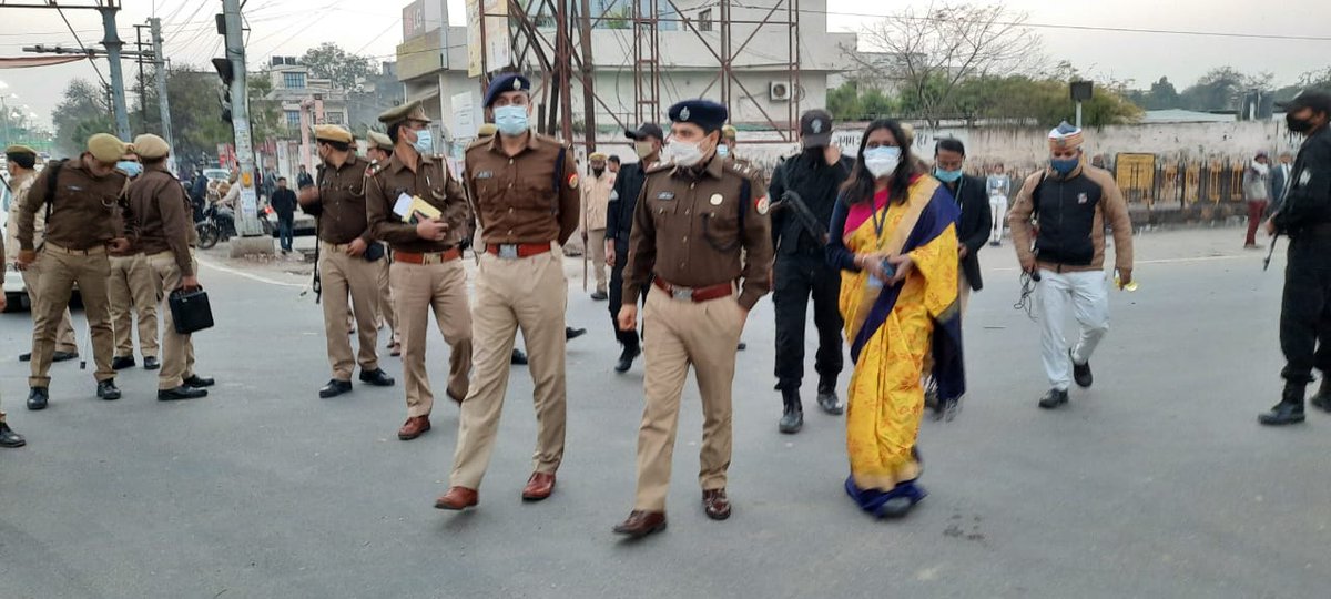 DeoAligarh's tweet photo. मतदान सम्पन्न होने के उपरांत पोलिंग पार्टियों के धनीपुर मंडी आगमन हेतु एसएसपी के साथ क्वार्सी चौराहे पर यातायात व्यवस्था का निरीक्षण कर आवश्यक दिशा-निर्देश दिए। 
@ceoup @ECISVEEP @SpokespersonECI @DDNational @airnewsalerts @AIRNewsHindi https://t.co/2Vix1hjTXW