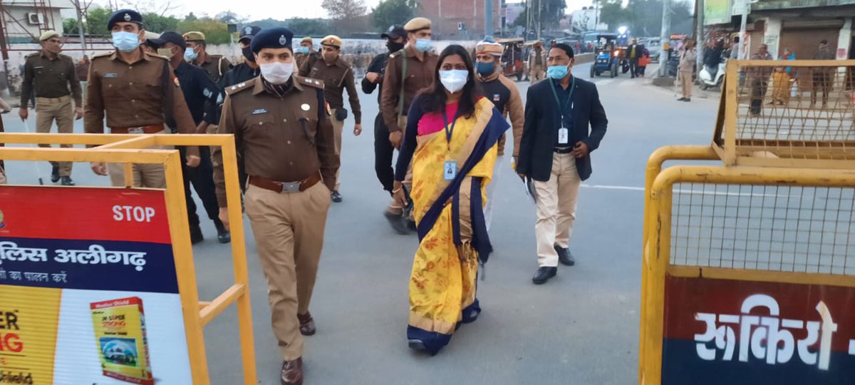 DeoAligarh's tweet photo. मतदान सम्पन्न होने के उपरांत पोलिंग पार्टियों के धनीपुर मंडी आगमन हेतु एसएसपी के साथ क्वार्सी चौराहे पर यातायात व्यवस्था का निरीक्षण कर आवश्यक दिशा-निर्देश दिए। 
@ceoup @ECISVEEP @SpokespersonECI @DDNational @airnewsalerts @AIRNewsHindi https://t.co/2Vix1hjTXW