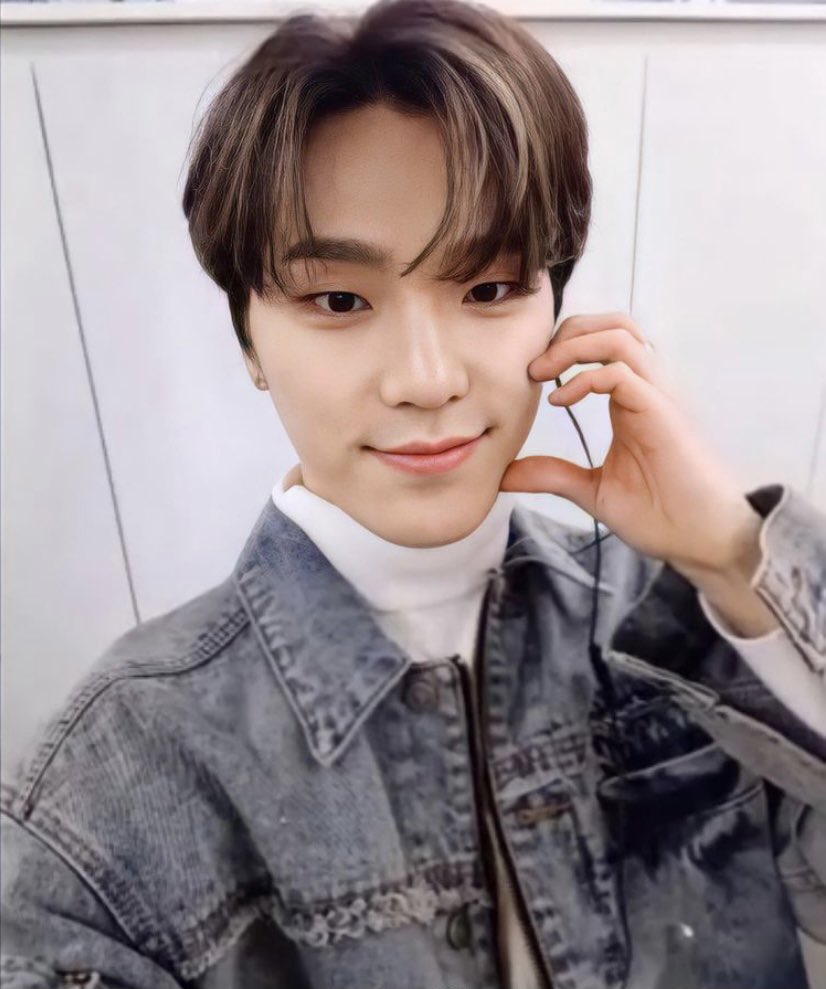 din0rara's tweet photo. 디노 생축!! <3 
#세븐틴
#찬랑하게_빛나는_디노생일
#디노의_역사에_늘_함께해
#디노생일 https://t.co/sGvf0JjOxz