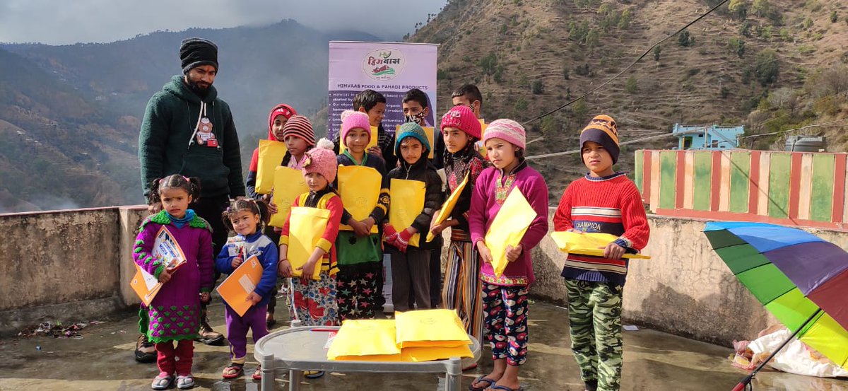 ग्राम पुजाल्डी (टिहरी गढ़वाल) में बच्चों को शिक्षण सामग्री वितरित की गयी