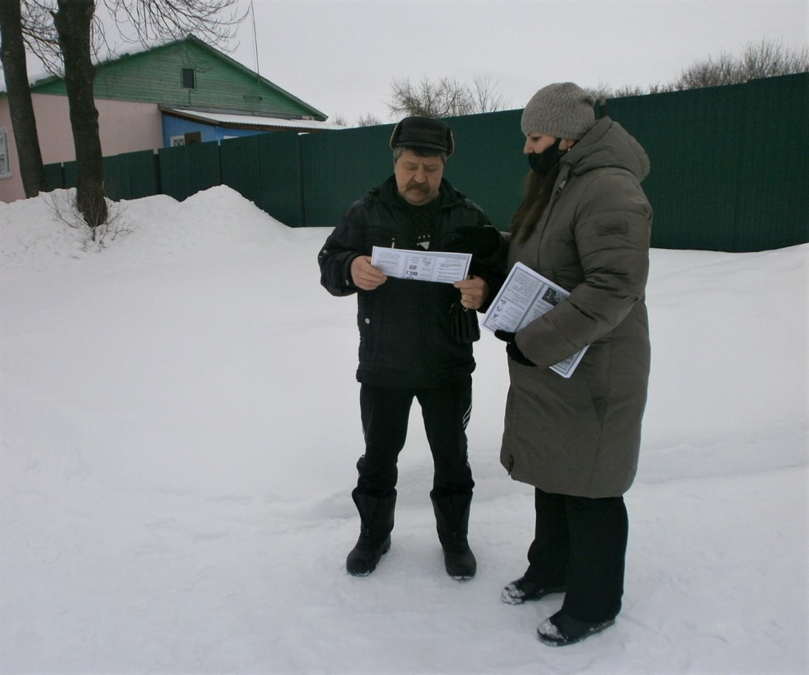 MBUKATMISBDC's tweet photo. 10 февраля сотрудники Атмисского БДЦ провели профилактическую акцию  по информированию местных жителей о правилах пожарной безопасности. Они раздали жителям памят��и, на которых  находится информация об осторожном обращении с огнем и правилах пожарной безопасности в зимний период. https://t.co/Aa1dh1bhi9