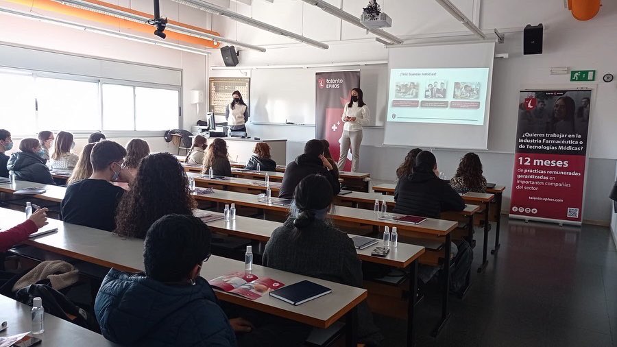 talento_ephos's tweet photo. Talento-EPHOS ha estado hoy en la Universitat de Barcelona junto a @AEFUB . dando una charla sobre Salidas Profesionales en Industria Farmacéutica y Sanitaria y en Industria de Tecnologías Médicas y Sanitarias.
¡Ha sido un placer y esperamos volver a veros muy pronto! https://t.co/koM1UbM8Is
