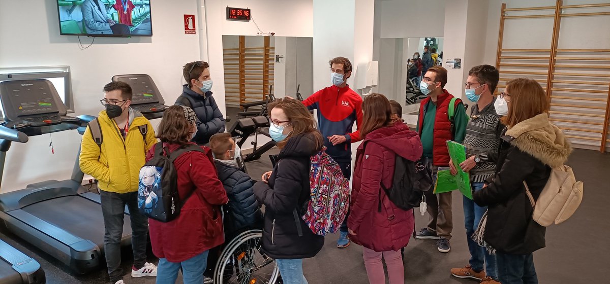 UniverDIuja's tweet photo. Conocemos las actividades e instalaciones deportivas de @ujaen #SAFYD @UJA_Deporte

Visitamos las instalaciones deportivas: pabellones polideportivos cubiertos, el campo de fútbol-rugby, las seis pistas de pádel, la sala de musculación y varias salas polivalentes🚴‍♀️🏋️ https://t.co/3C6u3kdRRl