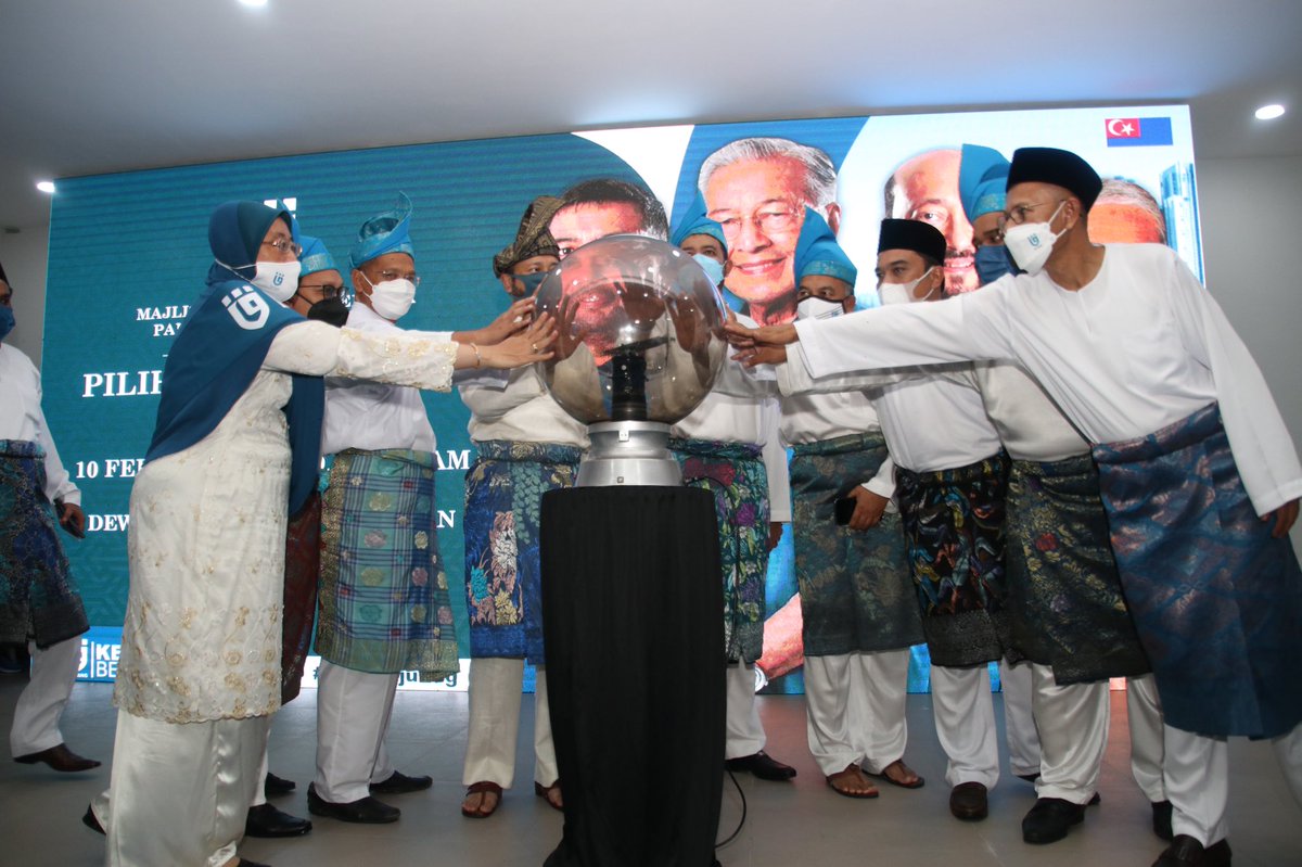 PejuangRasmi's tweet photo. Seputar Majlis Pelancaran Jentera PRN Johor malam tadi. 

PEJUANG akan bertanding 42 dari 56 kerusi DUN Johor.

Ayuh berjuang bersama Ketua Pejuang Negeri Johor, Datuk Dr Shahruddin Mohd Salleh. 

#UndiPEJUANG 
#PRNJohor 
#PEJUANGberprinsip https://t.co/iCu70OcFYf