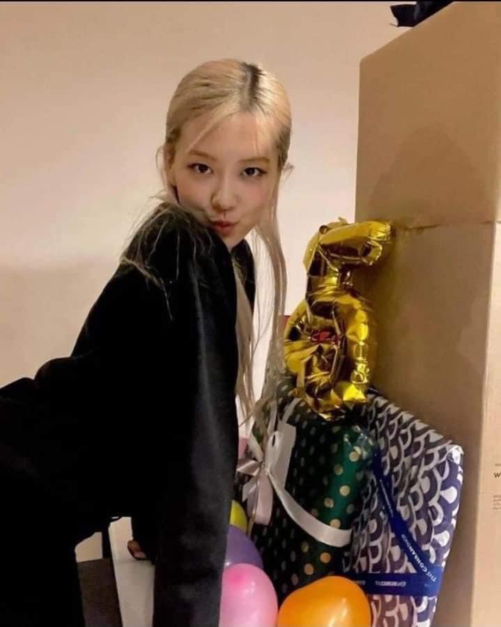 đáng yêu quá nè cô gái tháng 2
HAPPY HALF FIFTY ROSÉ 
#OurRockstarROSÉDay
#봄의시작_채영아_생일축하해