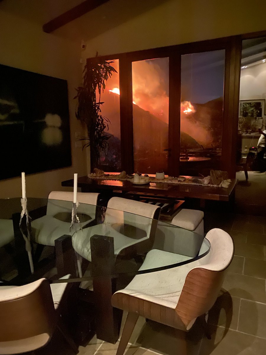 michelegiletv's tweet photo. View of the fire at 4:30am from one Emerald Bay man’s living room. Fire is now 7-10 acres @cbsla #cbsla #emeraldfire #lagunabeach https://t.co/4FGCrqQfnq