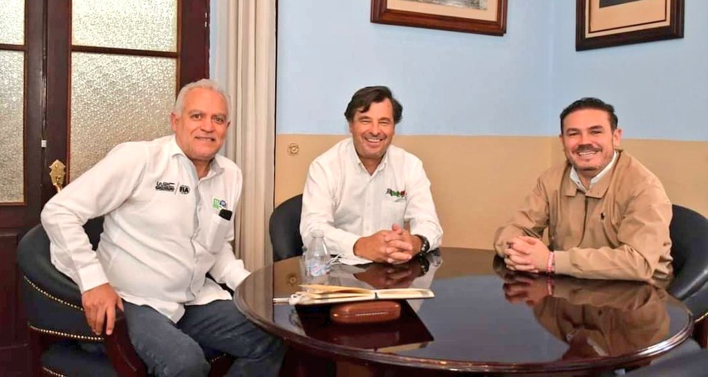 CrisCanteroMx's tweet photo. Buenos acuerdos buenos proyectos para #GuanajuatoCapital 💬 Gilles Spitalier de #RallyMex y Mariana Aymerich rumbo al #Cervantino50, no cabe duda que Guanajuato está de moda. 🚗💨 🎭 🎎 https://t.co/cDrbh4Q7wm