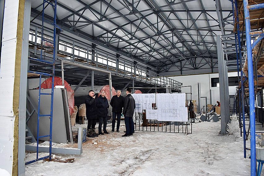 Проверил ход строительства газовой котельной в микрорайоне Ольгино. Готовность объекта на сегодня составляет почти 50%. Подрядная организация смонтировала быстровозводимое здание для котельной, установила резервные топливные емкости, трубы для отвода газов.