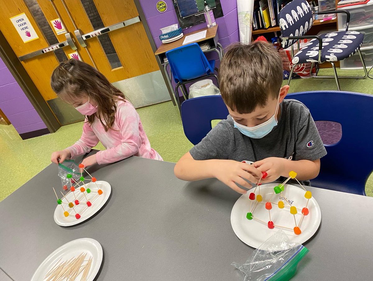 LibraryHighland's tweet photo. 1st Graders use Design Thinking to build sturdy houses for the Three Little Pigs @HighlandCT @CheshirePublic @HanlonEducator #STEMeducation #DesignThinking #elementarylibraryfun https://t.co/9864yrSy2N