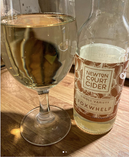 NewtonsCider's tweet photo. Repost from @a_cider_diary
I’m one of the strange people who loves Foxwhelp. This from @newtoncourtcider is a lovely one - plenty of zingy acid, but balanced by some residual sweetness.
#cider #newtoncourtcider #foxwhelp #foxwhelpcider #monmouth #herefordshirecider https://t.co/dfhmGgnAam
