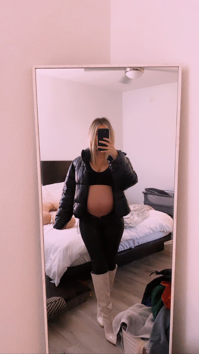 hodge_abbi's tweet photo. Me 🤝 belly https://t.co/D4ULTm8p2s
