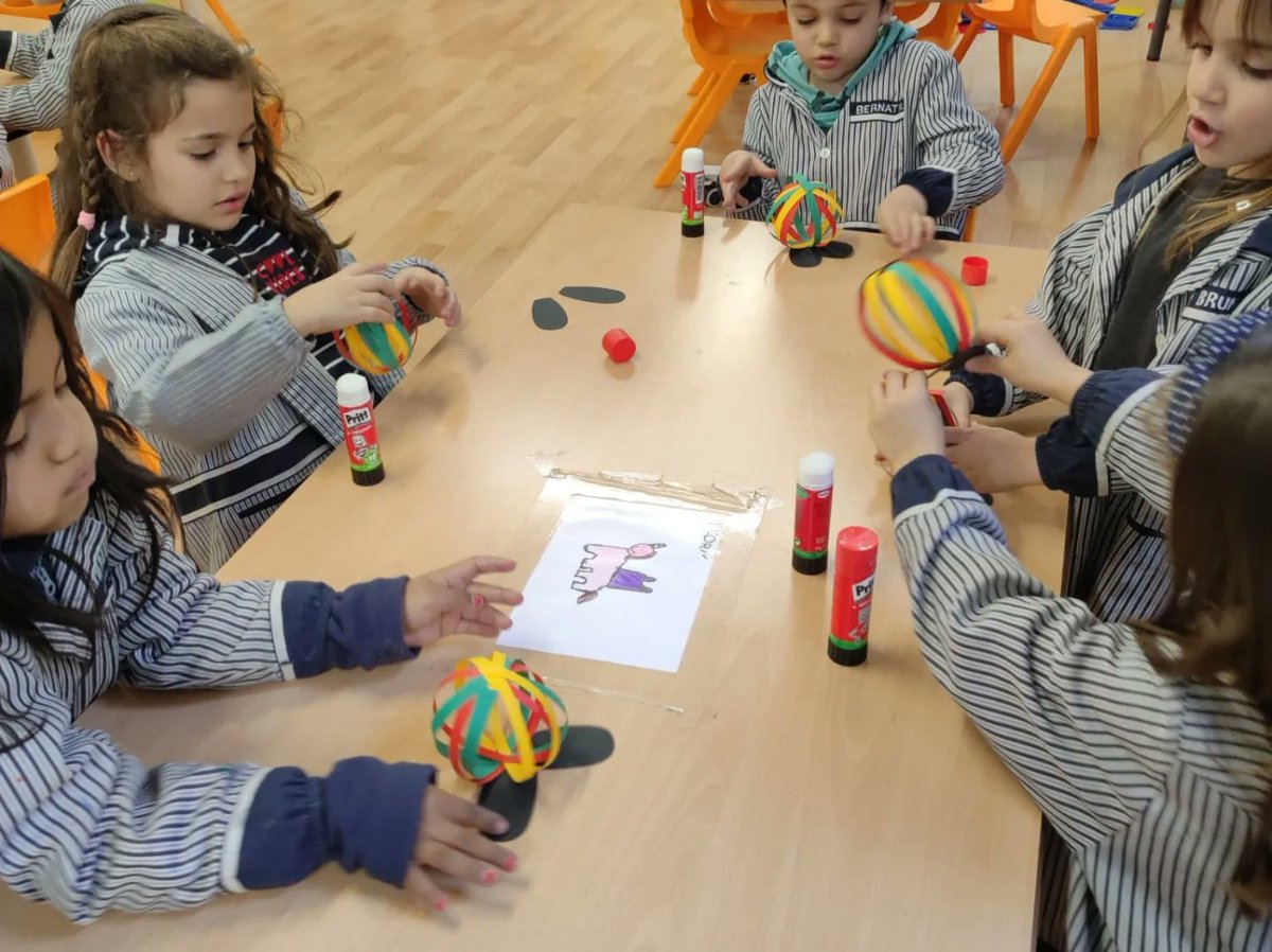 epiasabadell's tweet photo. PALLASSOS DE CARNESTOLTES
Els nens i nenes de P5 del TEMPS DEL MIGDIA hem estat treballant de valent preparant aquests pallassos tan divertits pel carnestoltes.
#TEMPSMIGDIAPIASABADELL https://t.co/QWMyTz2q9o