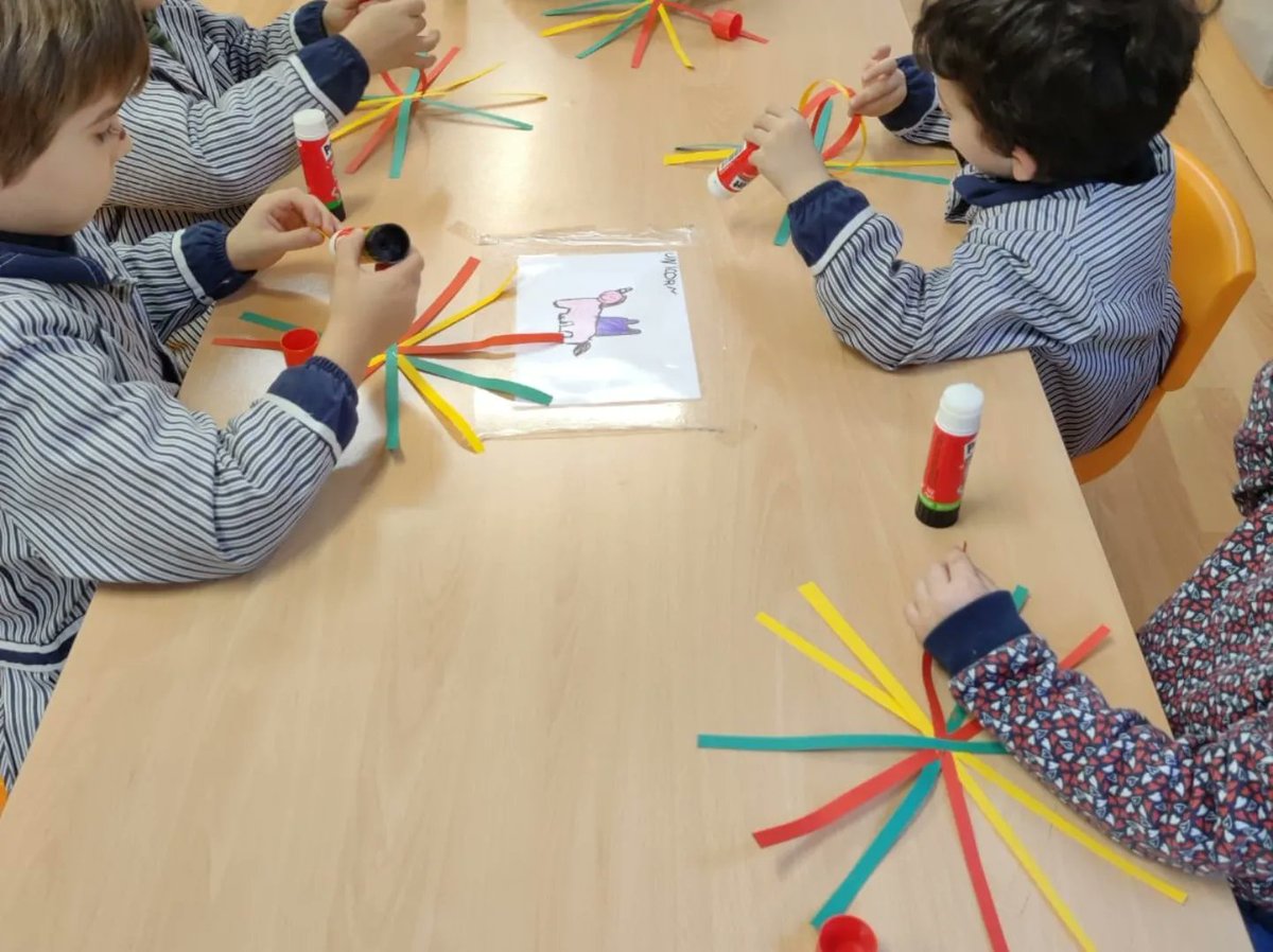 epiasabadell's tweet photo. PALLASSOS DE CARNESTOLTES
Els nens i nenes de P5 del TEMPS DEL MIGDIA hem estat treballant de valent preparant aquests pallassos tan divertits pel carnestoltes.
#TEMPSMIGDIAPIASABADELL https://t.co/QWMyTz2q9o