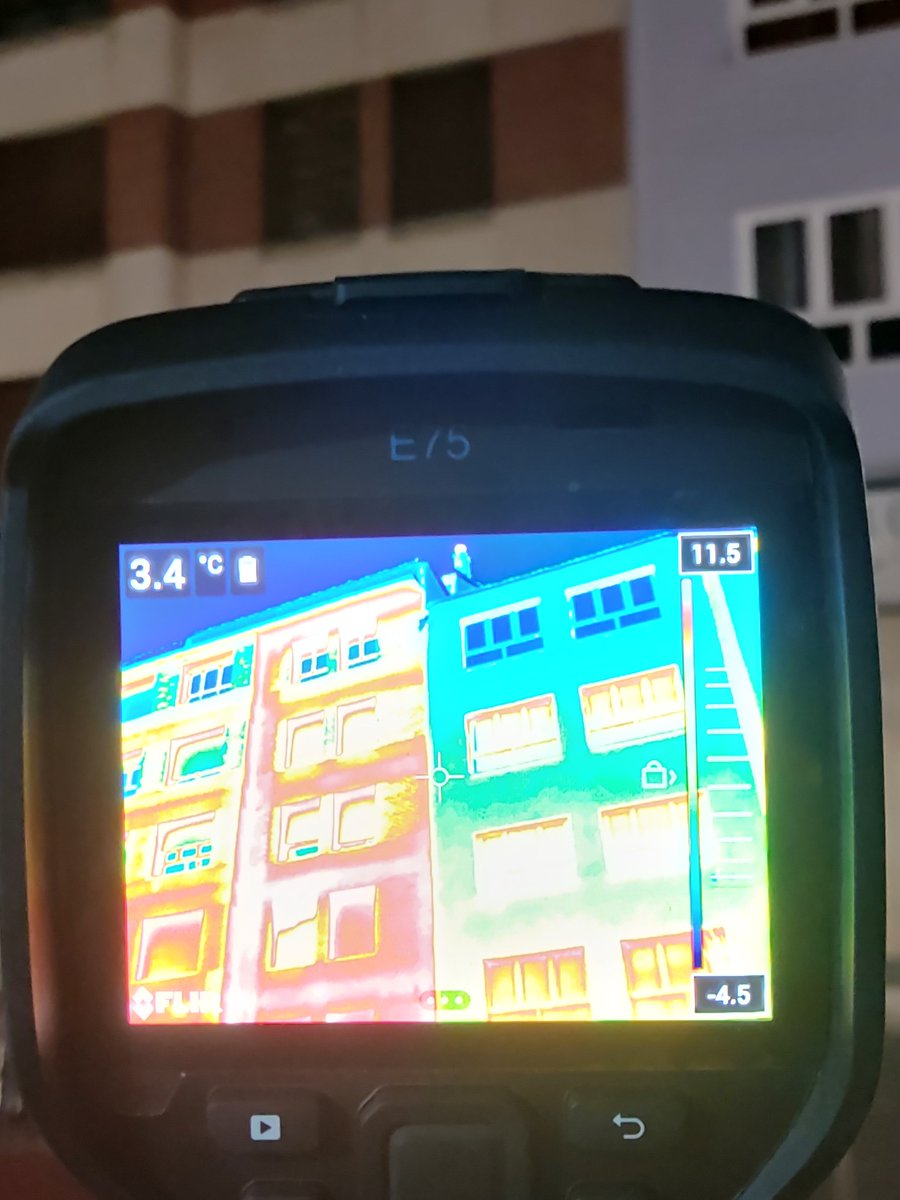 Esta mañana ha tocado madrugar para analizar rehabilitaciones de fachadas con #termografia infrarroja. Detectamos puntos delicados, puentes térmicos, encuentros ,... 
📷1: edificio bien reformado
📷2: dos edificios muy diferentes... a ver qué veis 😉