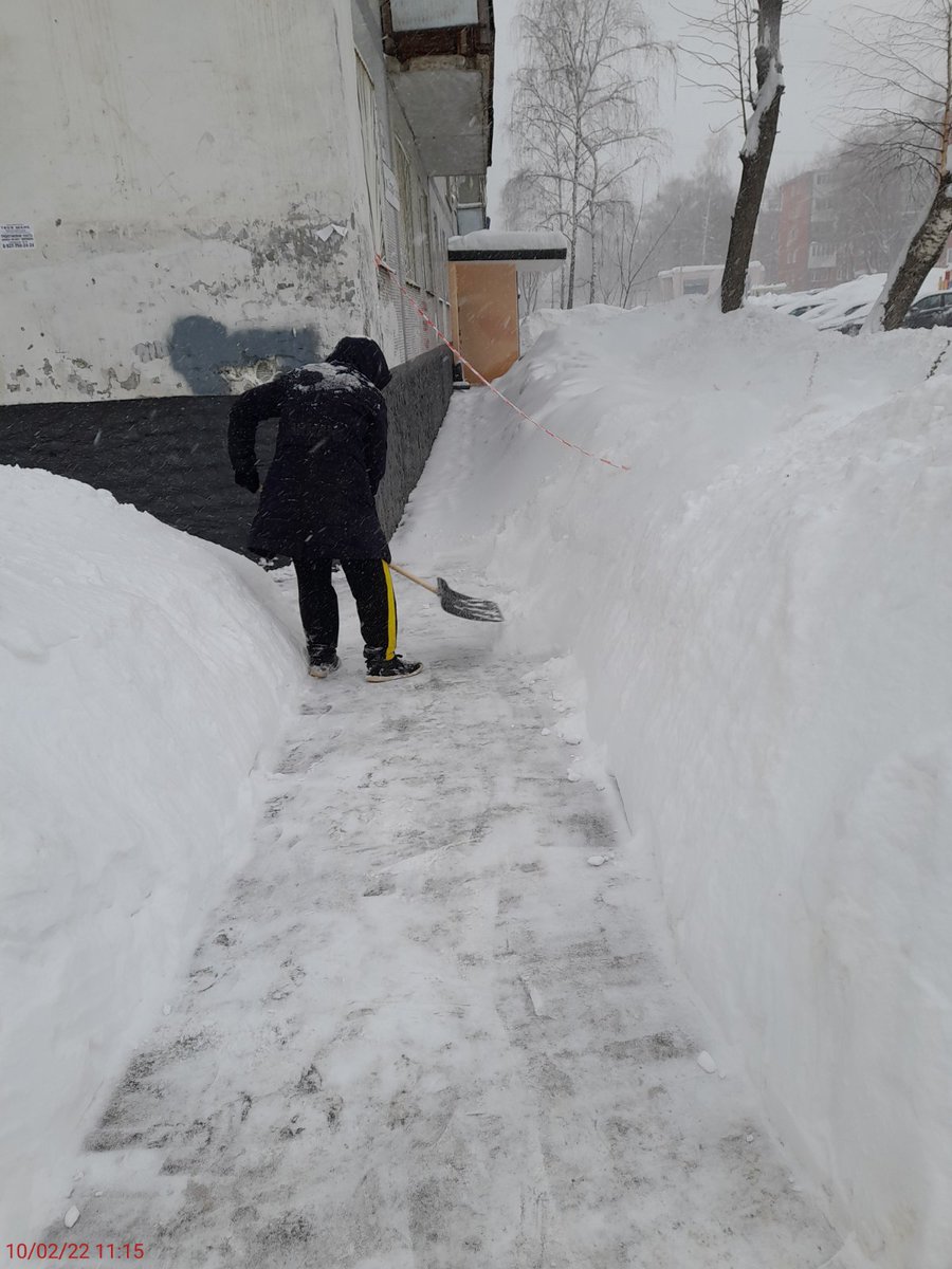 10.02.2022 г. силами подрядной организации <a href="/ukoookompas/">УK "КОМПАС"</a> ведутся работы по расчистке тротуаров и входных групп по адресу: г. Самара, ул.Стара-Загора, д. 166