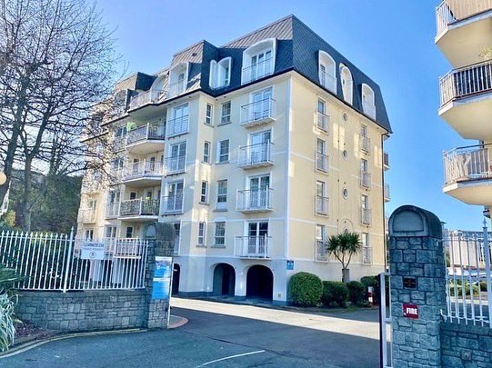 KeaneThompson's tweet photo. ✨NEW RENTAL✨ 2-bed, 2-bath penthouse apartment boasting stunning sea views of Dun Laoghaire sea front. Originally a 3-bed, this apartment has an abundance of living space.€2,650 per month #dunlaoghaireharbour #dunlaoghaire #seaviews #sandyford #keanethompson https://t.co/cYZsI5lGNN