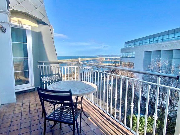KeaneThompson's tweet photo. ✨NEW RENTAL✨ 2-bed, 2-bath penthouse apartment boasting stunning sea views of Dun Laoghaire sea front. Originally a 3-bed, this apartment has an abundance of living space.€2,650 per month #dunlaoghaireharbour #dunlaoghaire #seaviews #sandyford #keanethompson https://t.co/cYZsI5lGNN