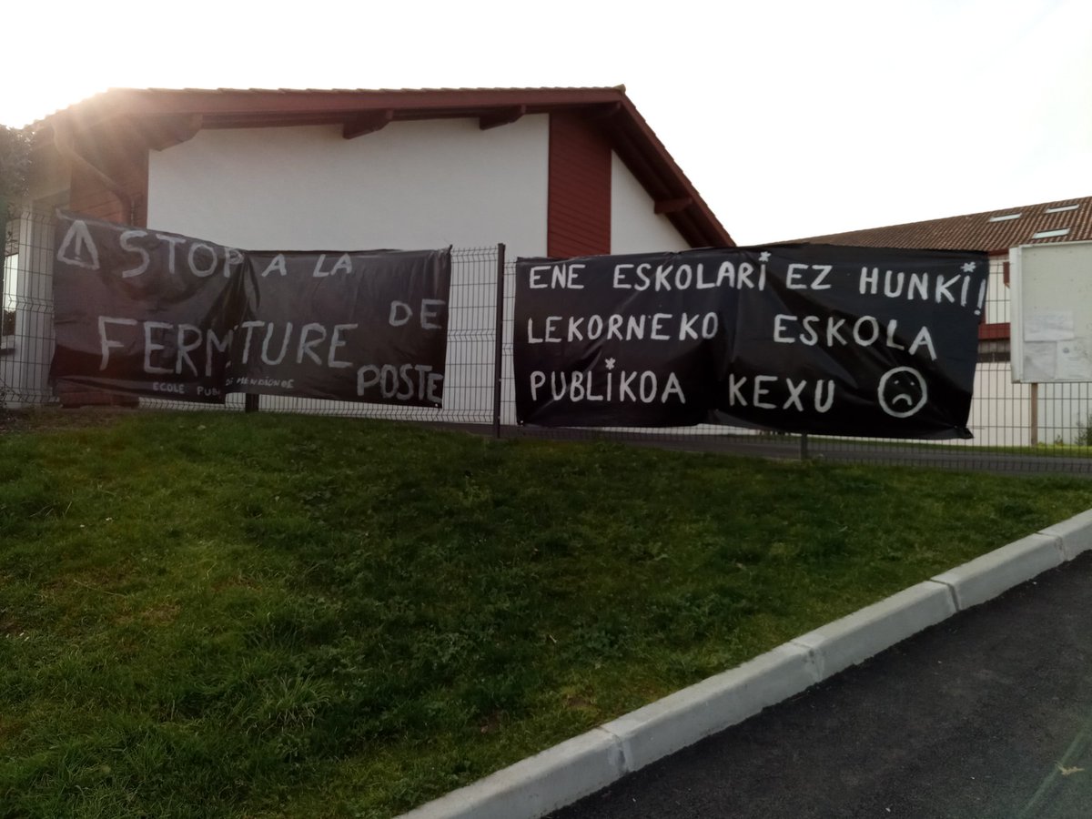 francis_larrea's tweet photo. Le RPI #Macaye #Mendionde se voit supprimer un poste d'enseignant pour la prochaine rentrée! Cela veut dire des classes surchargées, à plusieurs niveaux! Rendez vous demain à 8:30 pour marteler notre opposition à ce gouvernement qui brade l'enseignement public. Venez nombreux ! https://t.co/YX6PAtduMW