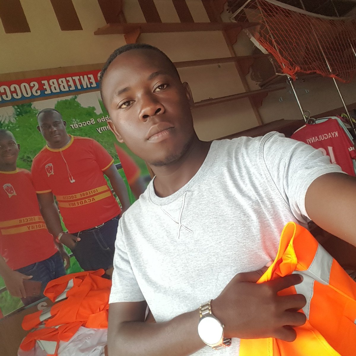 Am a freelancer making different logos join me for any job absence