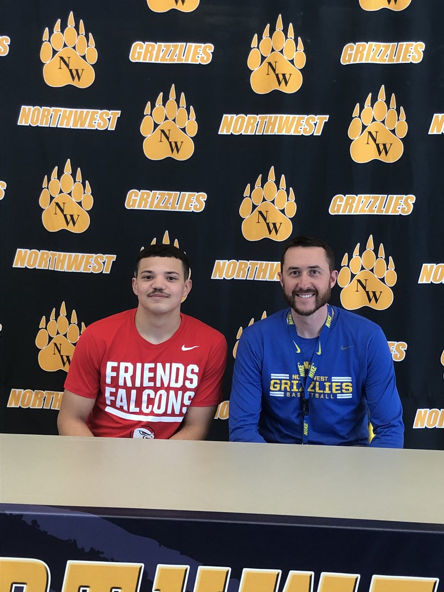 CoachHill1518's tweet photo. Congrats to Kev on signing with friends today! https://t.co/2w1FGtq31e