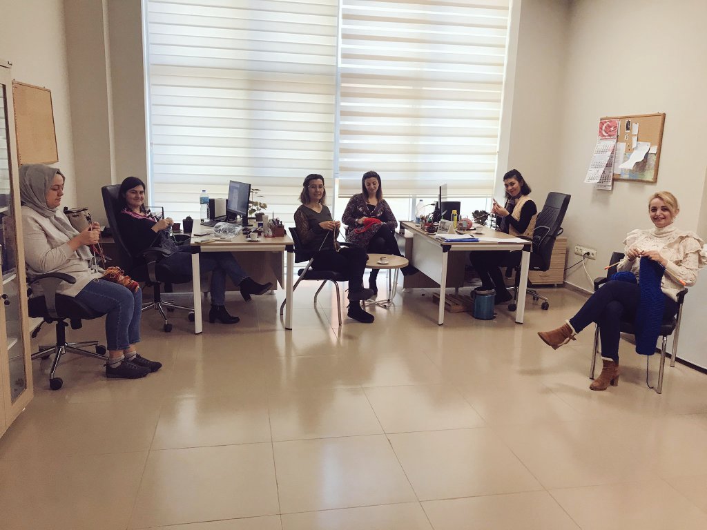 Öğlen aralarimizda da eğitim projelerimize desteğimiz tam☺️ #IsıtanEllerProjesi <a href="/izmirKYGM/">GSB İzmir Yurtları</a>