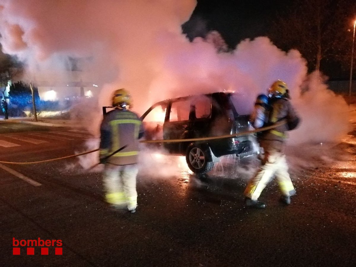 bomberscat's tweet photo. Apaguem un vehicle que ha cremat totalment a la carretera de Bellissens prop del carrer dels Flequers de Reus (avís 20.10h). No hi ha ferits.
En l'extinció hem treballat una dotació #bomberscat https://t.co/4nXF3MghhP