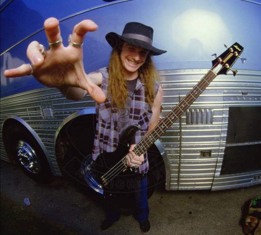 Happy Birthday Cliff Burton
(Feb 10, 1962 - Sep 27, 1986)
Photo by Ross Halfin 