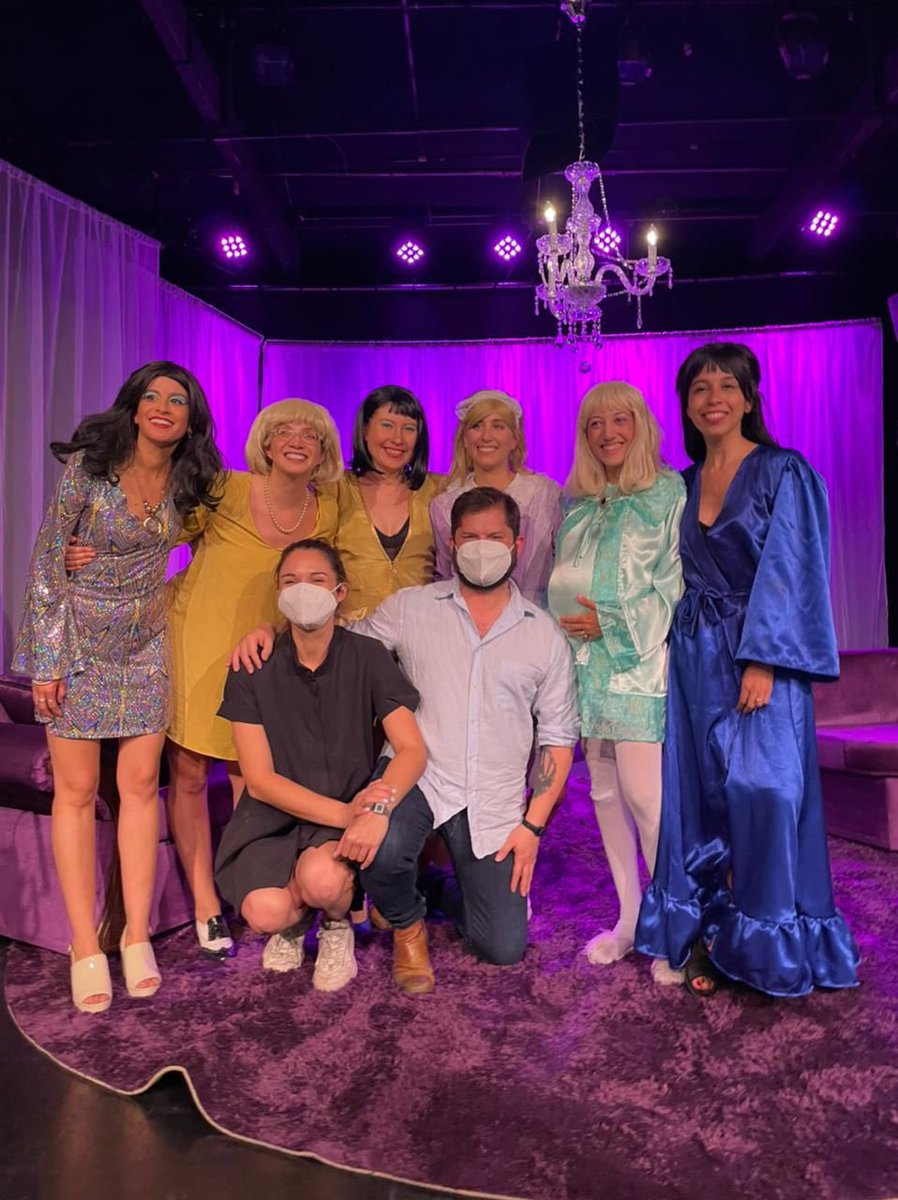 LaDescriteria's tweet photo. Ayer en la función de Chicago Girls recibimos la visita del Presidente @gabrielboric con @i_krmns❤️
Creemos que es un gran gesto considerando cómo la cuarentena ha afectado al mundo cultural y lo difícil que es hacer teatro en Chile.
Tenemos esperanza que las cosas serán mejores! https://t.co/sviZrRziyV
