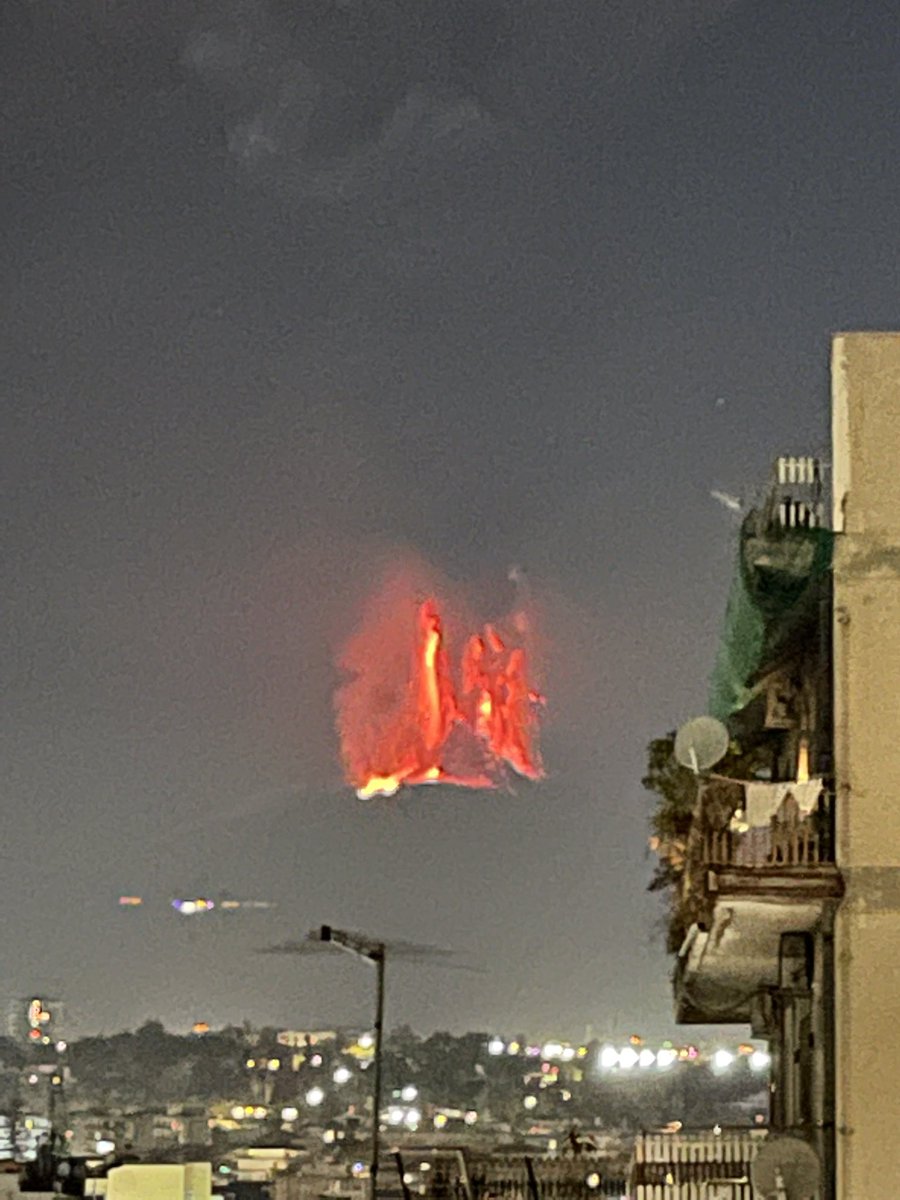 not a fire but a volcanic eruption right now! #etna #volcanoEruption