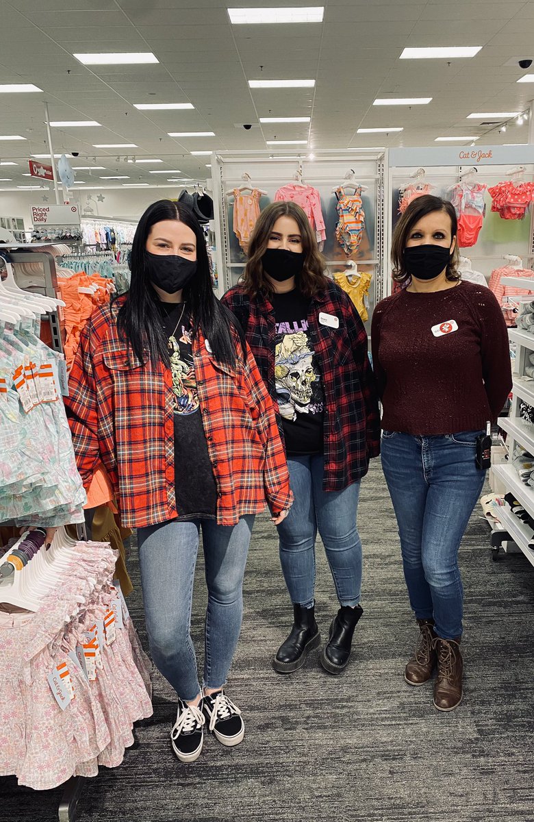 GraceAtTarget's tweet image. Merchandising Queens 👑✨🖤 Spent some time working with DBO Cici and teaching her some VM tips and tricks 🎯 She always blows me away 👏🙌❤️ 
And it’s always a pleasure working with @ElyssaSue! Thanks for visiting 623 😉