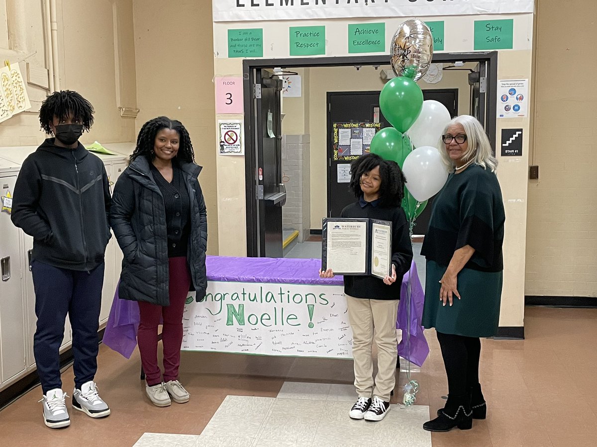 EmilyGriffinVP's tweet photo. Today Dr. Ruffin presented Noelle with the Superintendent’s Award. Congratulations, Noelle! Hard work pays off! 🎉💚 https://t.co/VlI7LOMsjo